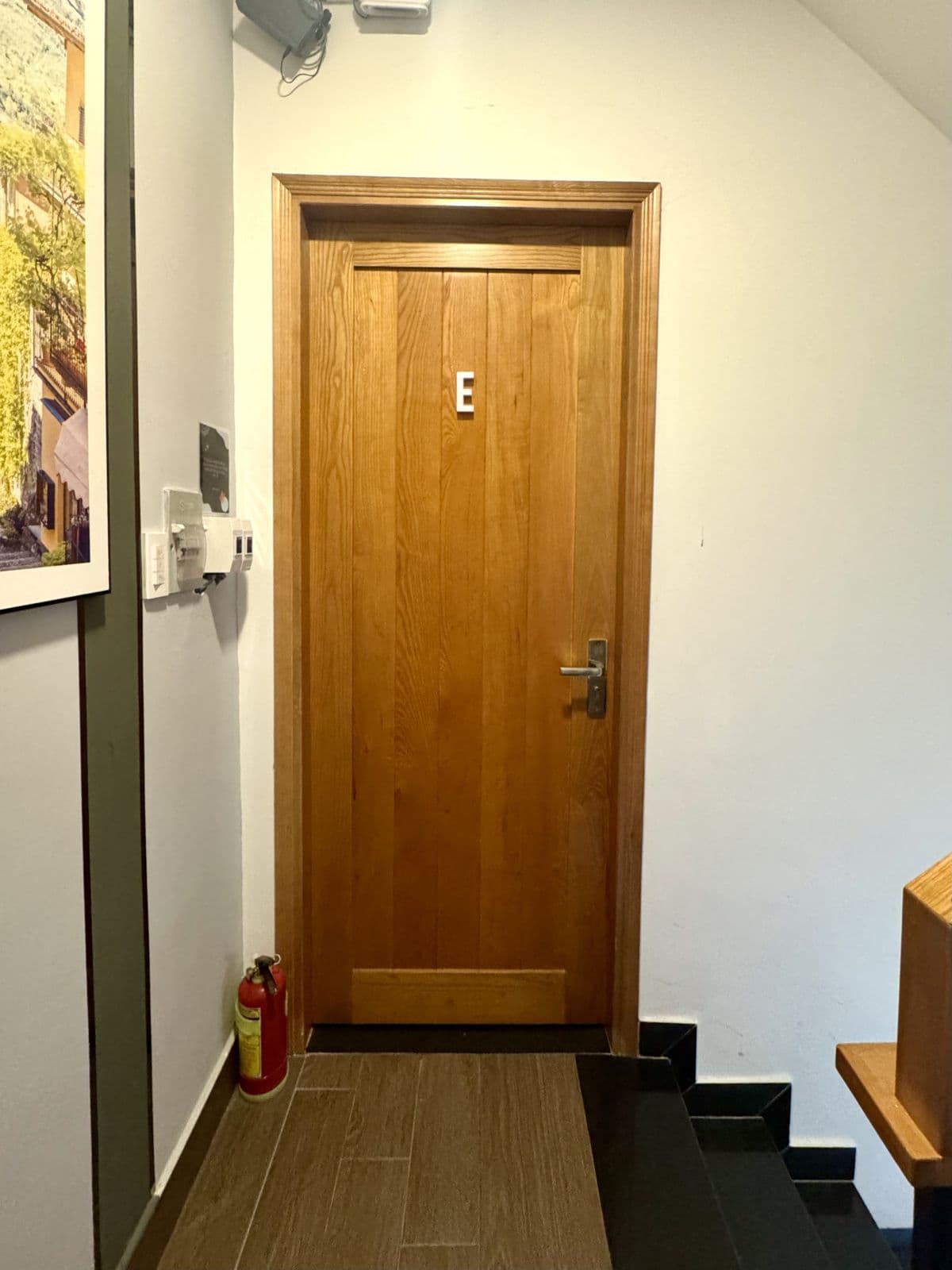 Room E — Spacious Suite 7