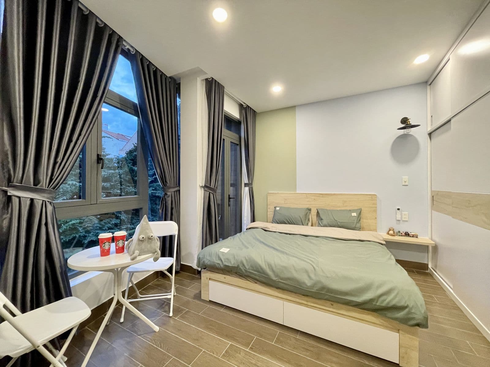 Room E — Spacious Suite