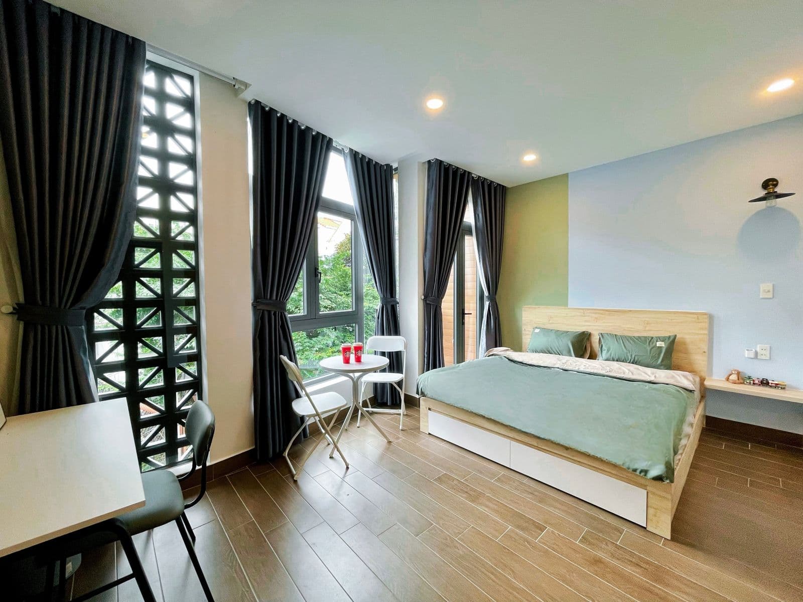 Room E — Spacious Suite 3