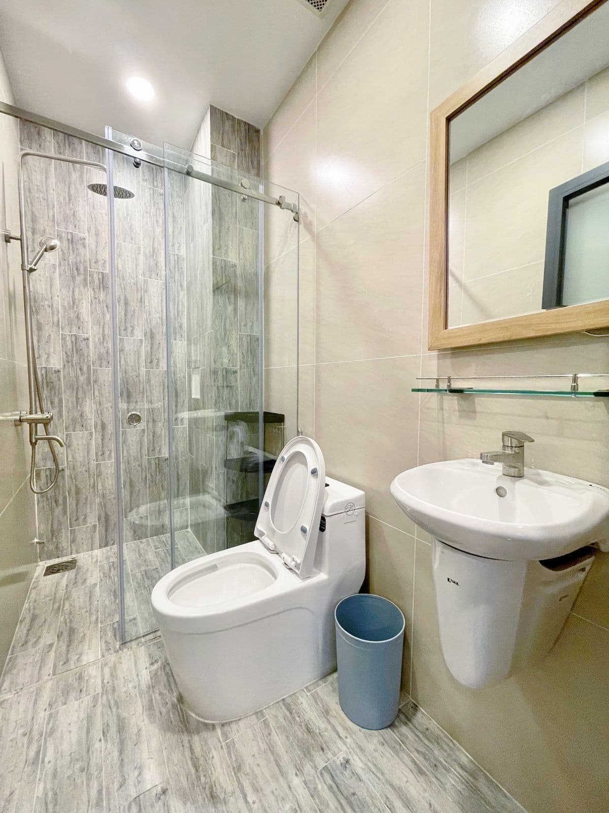 Room E — Spacious Suite 5