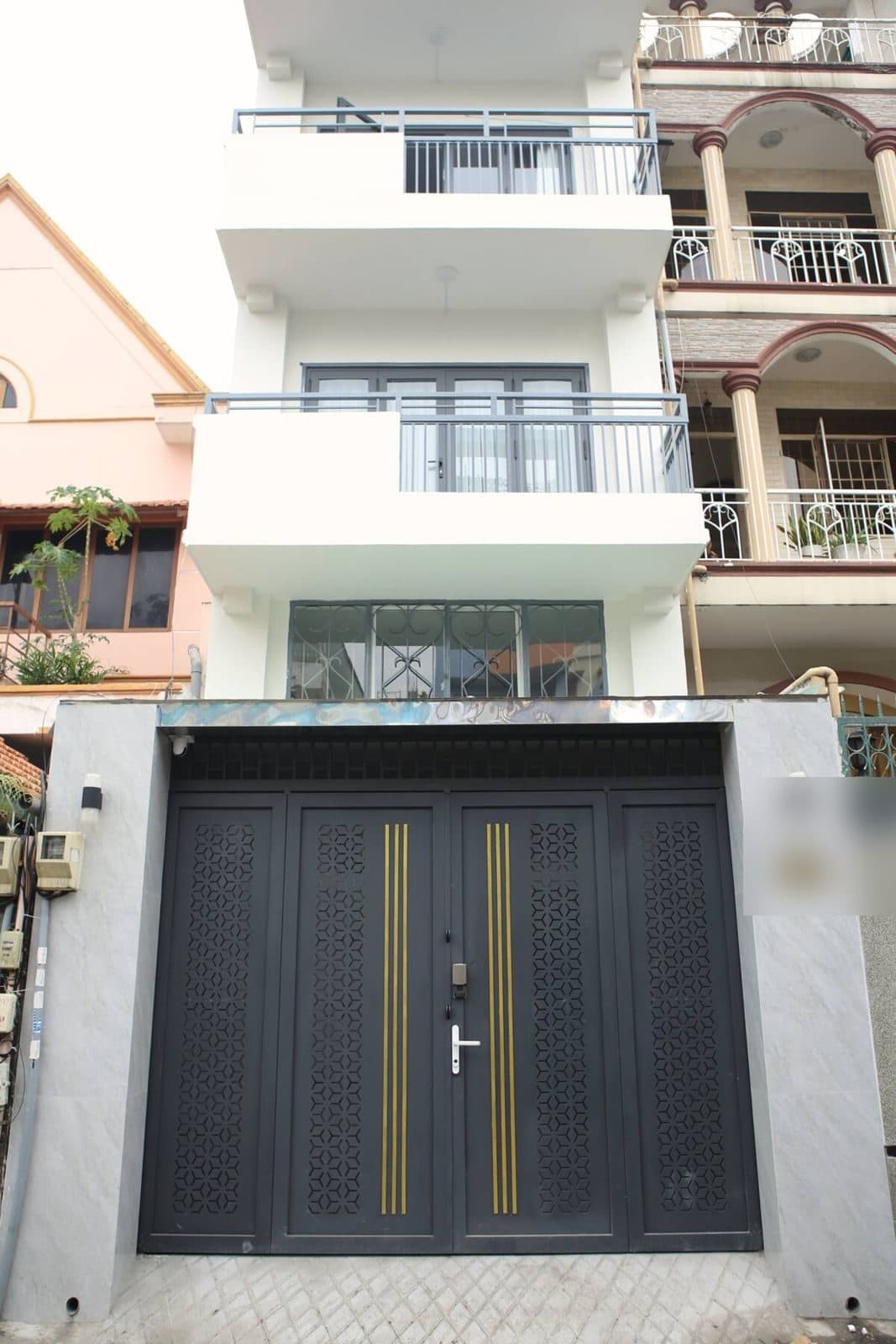 Duhaus 19 — the front gate